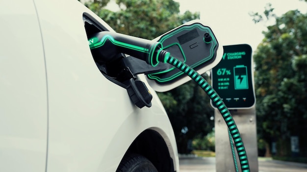 Carro elétrico ligado com estação de carregamento no parque ecológico verde Peruse
