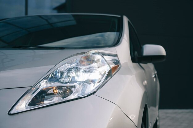 Carro elétrico moderno. Veículo elétrico carregando em uma estação no estacionamento.