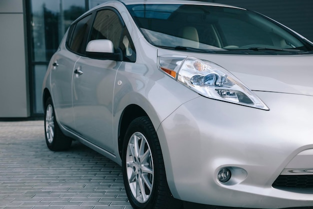 Carro elétrico moderno. Veículo elétrico carregando em uma estação no estacionamento.