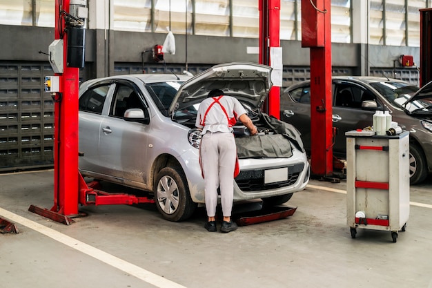 Carro, em, conserte estação, e, loja corpo, com, macio-foco, e, sobre, luz, em, a, fundo