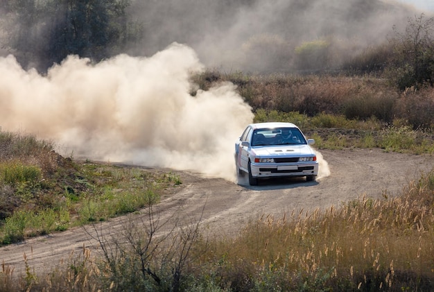 Foto carro em uma curva e uma nuvem de poeira 24