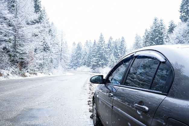 Carro em uma estrada de inverno na floresta