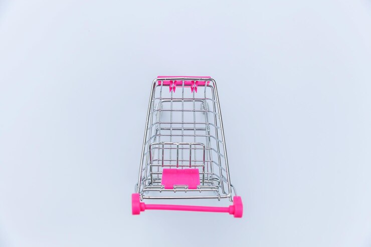 Foto carro de empuje de supermercado pequeño para compras de juguete con ruedas aisladas sobre fondo blanco venta b ...