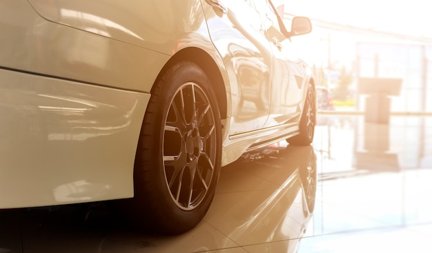 Carro esporte closeup com foco suave no fundo e sobre a luz