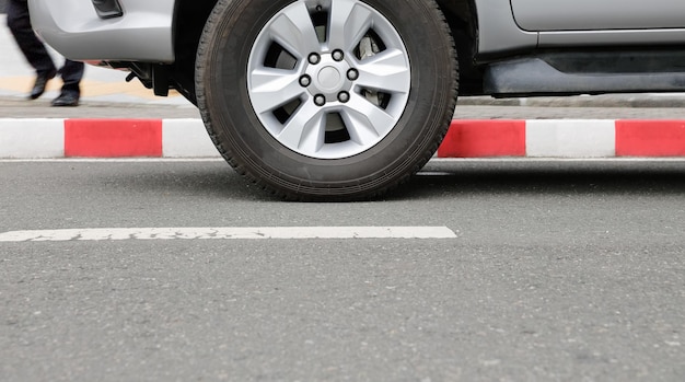 Carro estacionado ilegalmente no meio-fio vermelho