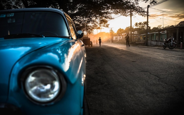 Foto carro estacionado na estrada durante o pôr do sol