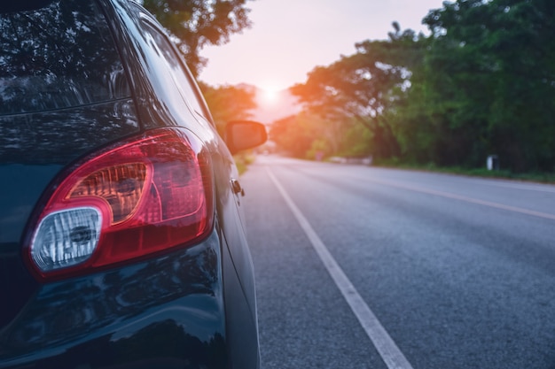 Carro estacionado na estrada e Assento de carro pequeno na estrada usado para viagens diárias