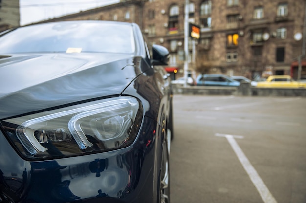 Carro estacionado no estacionamento de asfalto