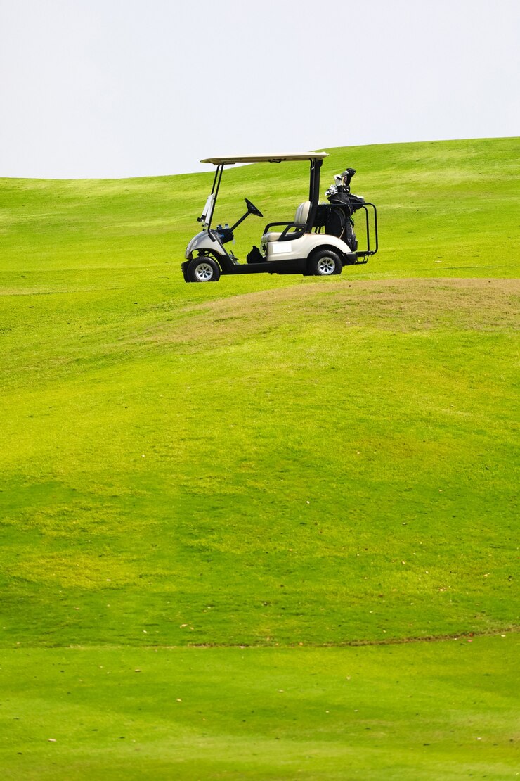Carro de golf blanco en un campo de golf en Tailandia