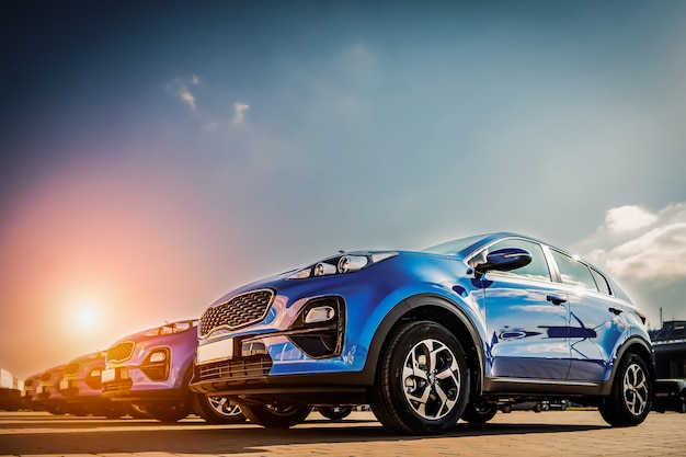 Foto carro hatchback de spotrs de negócios de família azul no pôr do sol. conceito de sucesso empresarial
