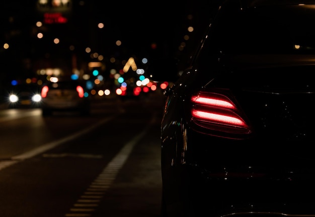 Carro iluminado na estrada à noite