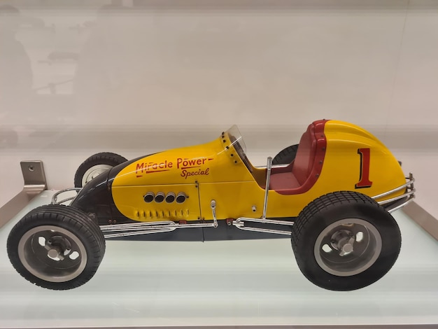 un carro de juguete amarillo con la palabra 'rie' en él