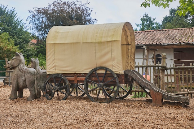 Carro de juguete con caballos en un parque infantil en Dinamarca