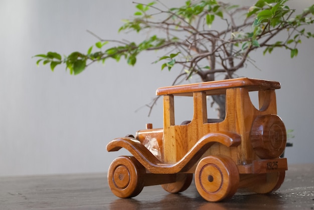 Foto carro de madera debajo del árbol.