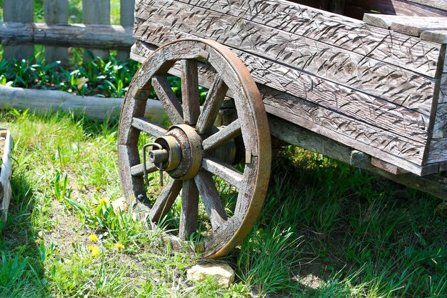 Carro de madera sobre fondo de naturaleza