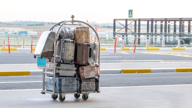 Carro de maletero con maleta en el aeropuerto