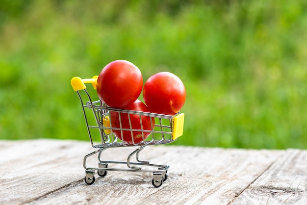 Carro en miniatura con tomates