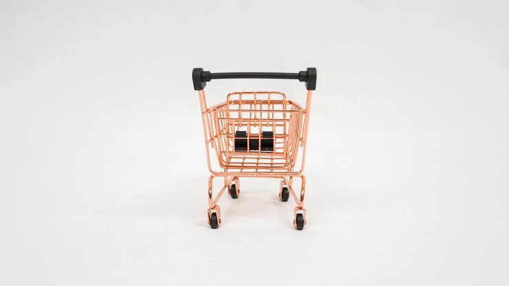 Foto carro en miniatura vacío aislado sobre fondo blanco.