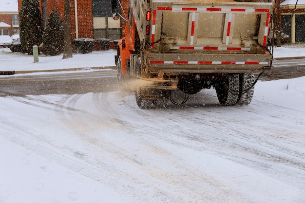 Carro municipal para polvilhar metade do sal e areia em estradas com neve