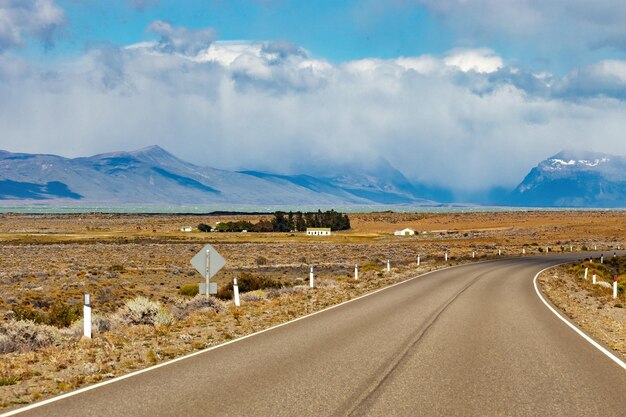 Foto carro na bela estrada da patagônia argentina cordilheira