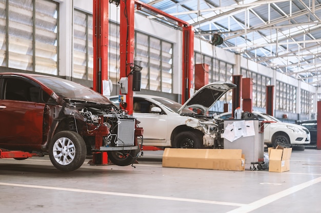 Carro na estação de reparação e loja de corpo