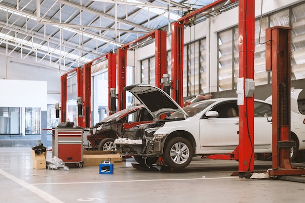 carro na estação de reparação e loja de corpo