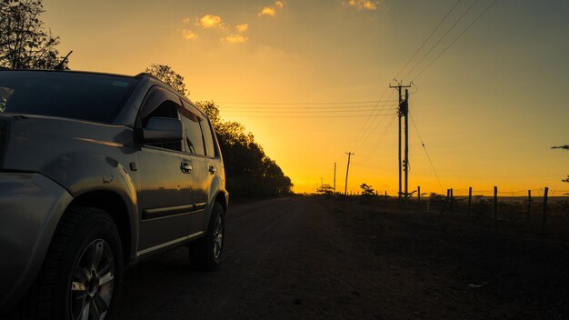 Foto carro na estrada contra o céu durante o pôr do sol