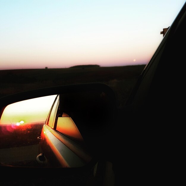 Foto carro na estrada contra o céu durante o pôr do sol