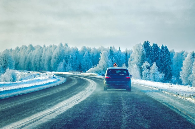 Carro na estrada no inverno Lapônia, Rovaniemi, Finlândia