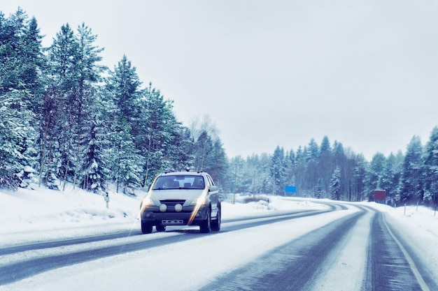 Carro na estrada no inverno Rovaniemi Lapland, Finlândia