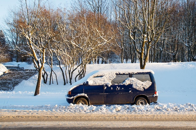 Carro na neve na beira da estrada em um dia de inverno