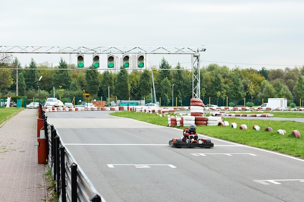 Carro na pista de kart