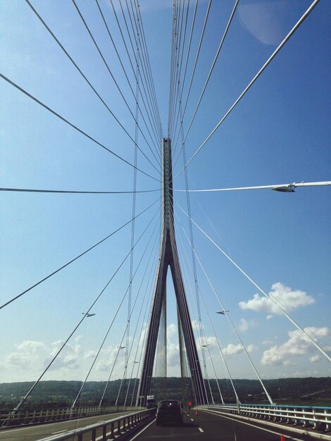 Foto carro na ponte contra o céu azul