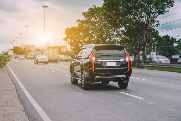 Foto carro na rua contra o céu ao pôr-do-sol