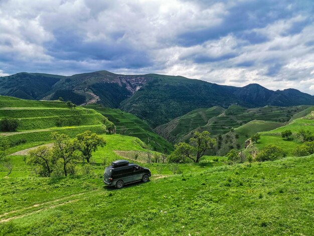 Carro nas vistas de fundo das montanhas do daguestão perto da aldeia de gamsutl rússia junho de 2021