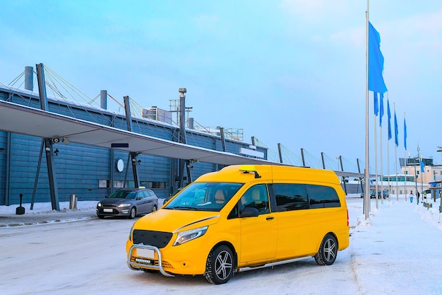 Carro no aeroporto de rovaniemi no inverno