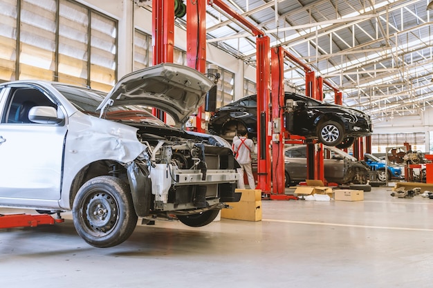 carro no centro de serviço de conserto de automóveis