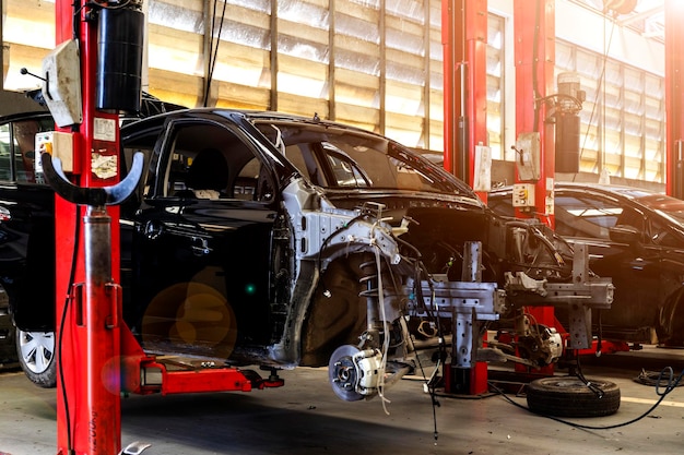 Carro no centro de serviço de reparação automóvel com foco suave e luz de fundo