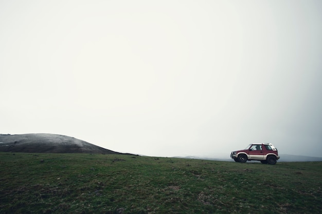 Foto carro off road no topo de uma montanha no norte da espanha