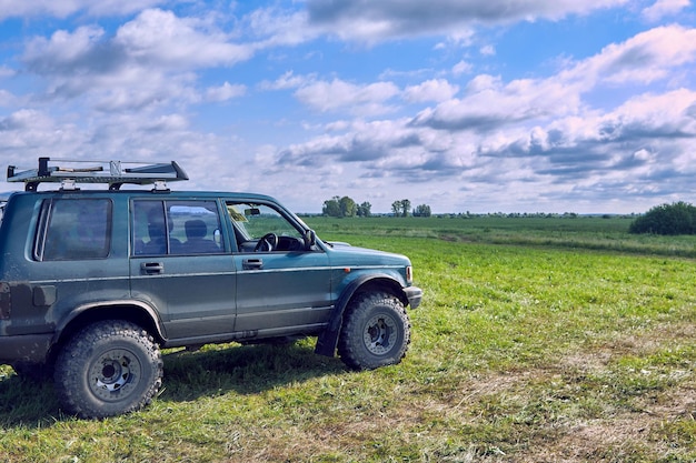 carro offroad 4x4 no fundo do pitoresco céu azul com nuvens