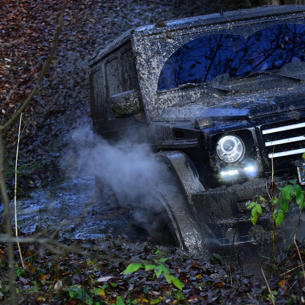 Carro offroad sujo, close-up. poderosas viagens de carro preto