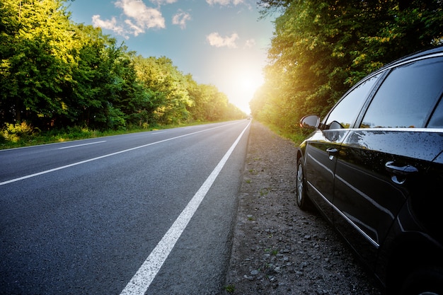 Foto carro preto na estrada de asfalto