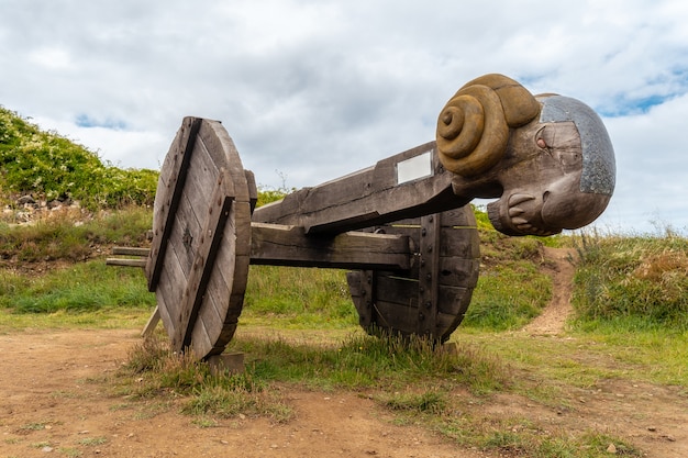 Carro que tira de puertas en el castillo de Fort-la-Latte junto al mar en el cabo FrÃƒÂƒÃ‚Â © hel y cerca de Saint-Malo, península de Plevenon, Bretaña francesa. Francia