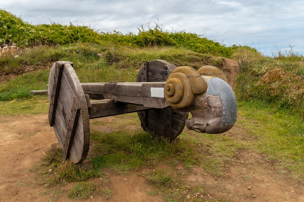 Foto carro que tira de puertas en el castillo de fort-la-latte junto al mar en el cabo frãƒâƒã‚â © hel y cerca de saint-malo, península de plevenon, bretaña francesa. francia