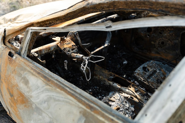 Carro queimado da guerra na ucrânia acidente de carro na estrada carro queimado ao lado da estrada transporte quebrado