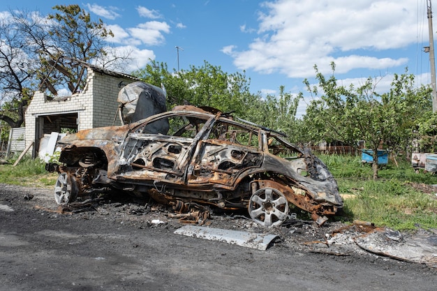 Carro queimado e quebrado Guerra na Ucrânia 2022 mísseis russos em Kharkiv Ucrânia agressão russa