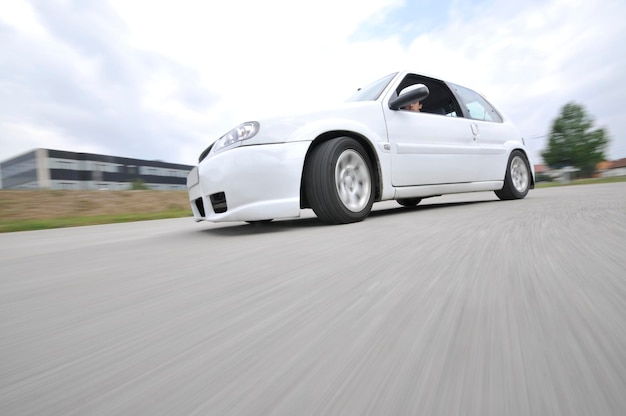 Carro rápido em movimento com desfoque de movimento