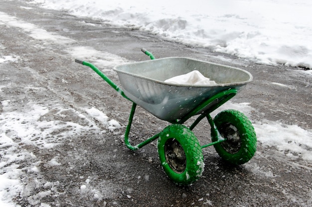 Carro de reactivo antihielo en acera