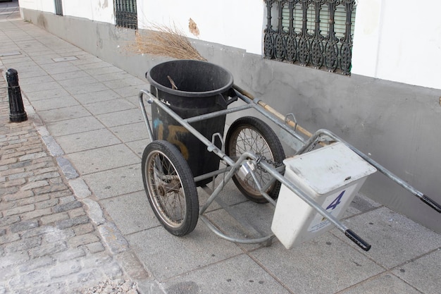 Un carro recoge basura Zafra Badajoz España Concepto de mundo limpio