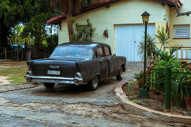 Foto carro retro americano antigo em cuba